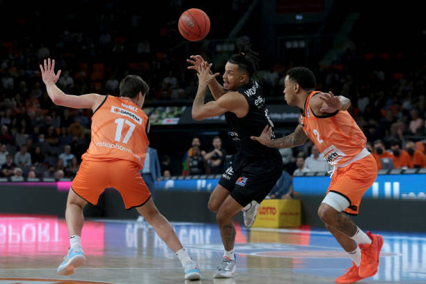 在防守端精 在防守端精